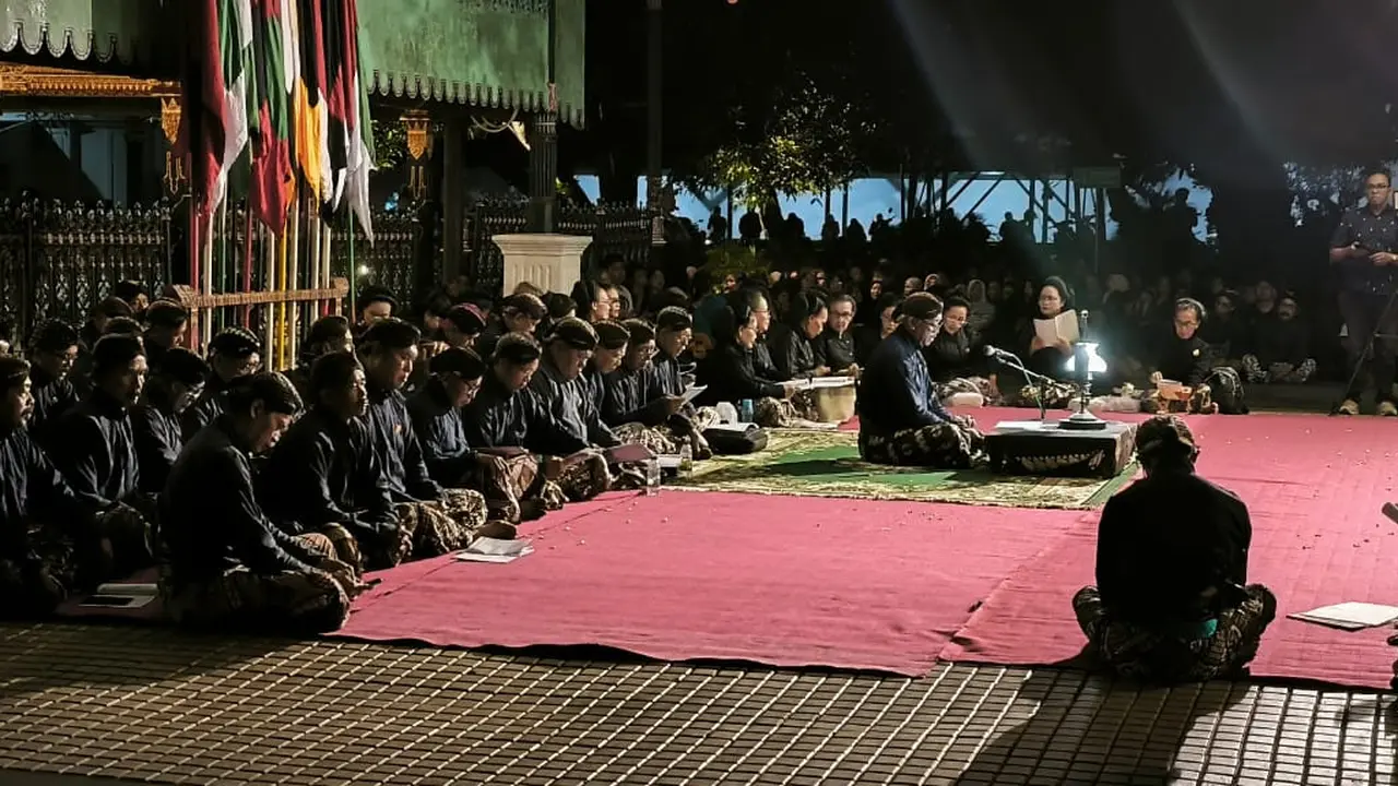 Suasana Khidmat Macapat di Bangsal Ponconiti, Menyambut Mubeng Beteng