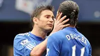 Adu argumen antara Frank Lampard (kiri) dan Didier Drogba saat eksekusi penalti di laga Chelsea versus Wigan Athletic di Stamford Bridge, 9 Mei 2010. Chelsea unggul 8-0 dan juara. AFP PHOTO / CARL DE SOUZA