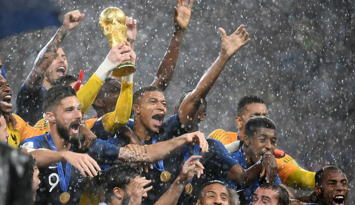 <p>Prancis keluar sebagai juara pada perhelatan Piala Dunia 2018 Rusia setelah mengalahkan Kroasia pada laga final yang berlangsung di Stadion Luzhniki, Minggu (15/07/2022). (AFP/Jewel Samad)</p>