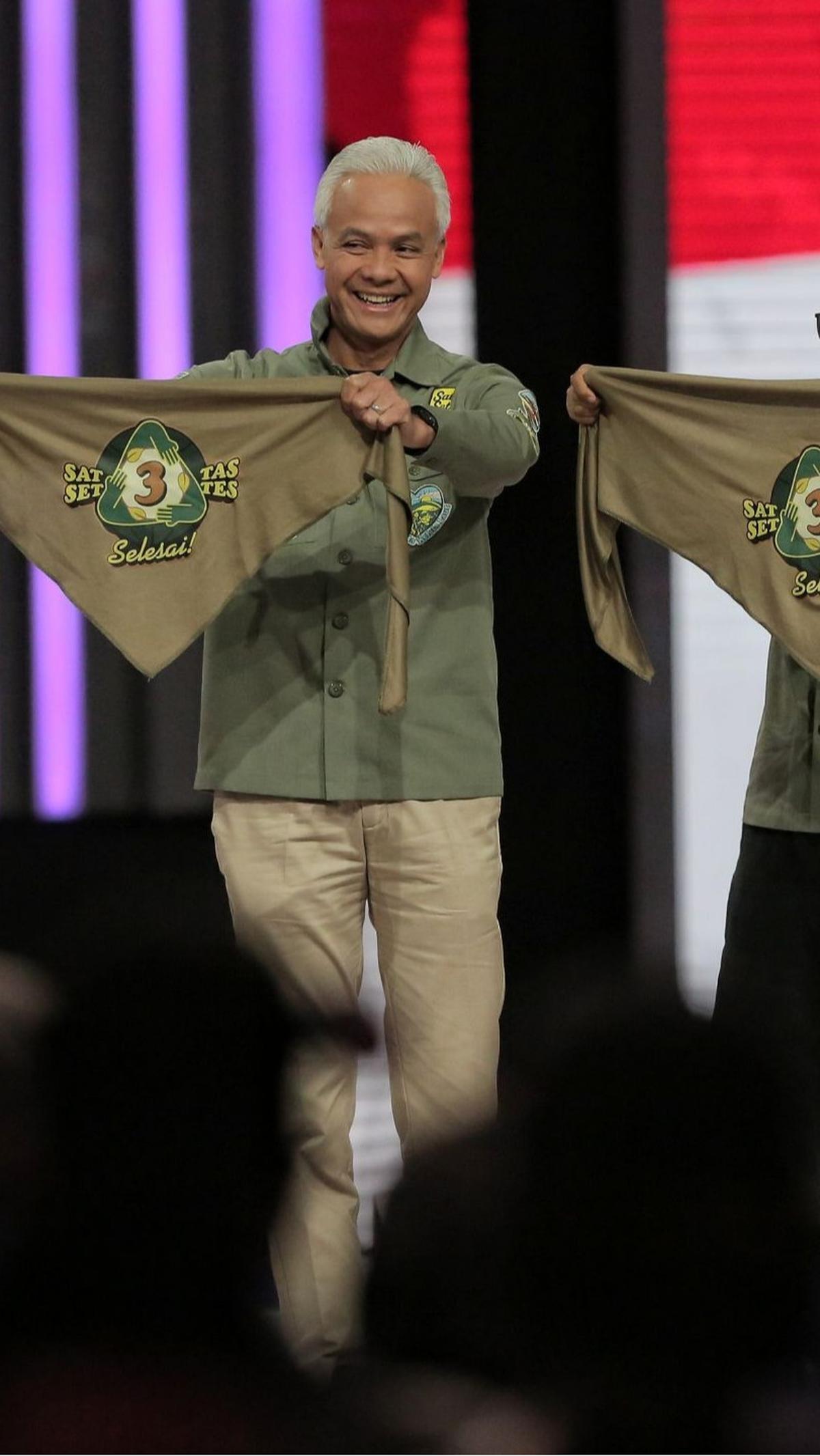 Ganjar juga memamerkan syal yang dia kenakan yang terdapat tulisan "Sat Set Tas Tes" No.3 Selesai".<br>(Foto Liputan6.com / Angga Yuniar)