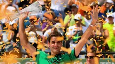 Petenis Swiss, Roger Federer mengangkat tropi usai memenangkan pertandingan pada final Miami Terbuka di Crandon Park, Florida (2/4). Federer menundukkan rival lamanya, Rafael Nadal dua set langsung 6-3, 6-4. (Rob Foldy / Getty Images / AFP)
