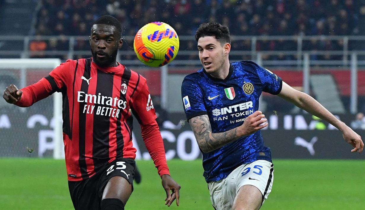 Pertandingan sudah berlangsung sengit sejak awal. (AFP/Tiziana Fabi)