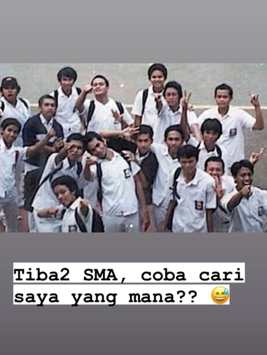 <p>Ini merupakan foto Teuku Wisnu di masa SMA. Dia berpose bersama teman-teman laki-lakinya. (Foto: Instagram/ teukuwisnu)</p>