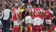 Mikel Arteta memberikan instruksi pada skuad Arsenal di laga lawan Manchester City di pekan kelima Liga Inggris 2025/26 di Emirates Stadium, Minggu (21/09/2025). (AP Photo/Kin Cheung)
