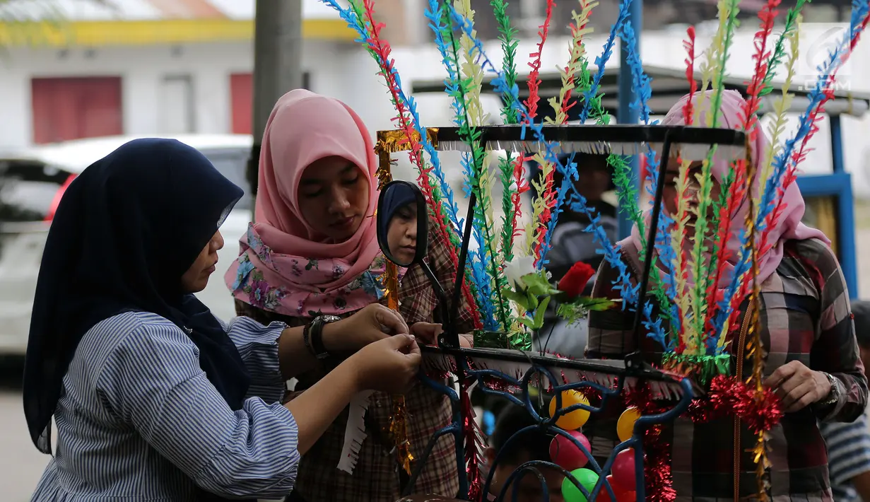 Warga sedang menghias Betor (becak motor) di depan kantor Dinas Perhubungan, Medan, Sumatera Utara, Sabtu (25/11). Rencananya betor ini akan dipakai saat kirab budaya ngunduh mantu Kahiyang-Bobby. (Liputan6.com/Endang Mulyana)