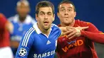 Chelsea's midfielder Joe Cole fights for the ball with AS Roma's Matteo Brighi during their Champions League Group A match on November 4, 2008 at Olympic stadium in Rome. AFP PHOTO/VINCENZO PINTO