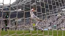 Pemain Juventus, Cristiano Ronaldo saat mencetak gol ke gawang Sassuolo di Stadion Allianz, Turin, Italia, Minggu (16/9). Ronaldo membutuhkan waktu 320 menit untuk mencetak gol perdananya bagi Juventus. (MARCO BERTORELLO/AFP)