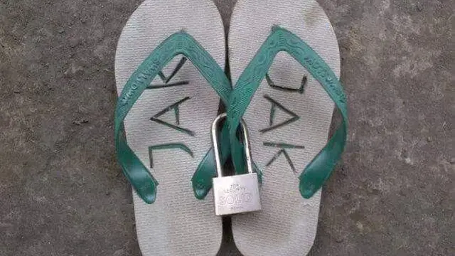 6 Nama Orang di Sandal Jepit Ini Curi Perhatian, Maling Senyum Tipis