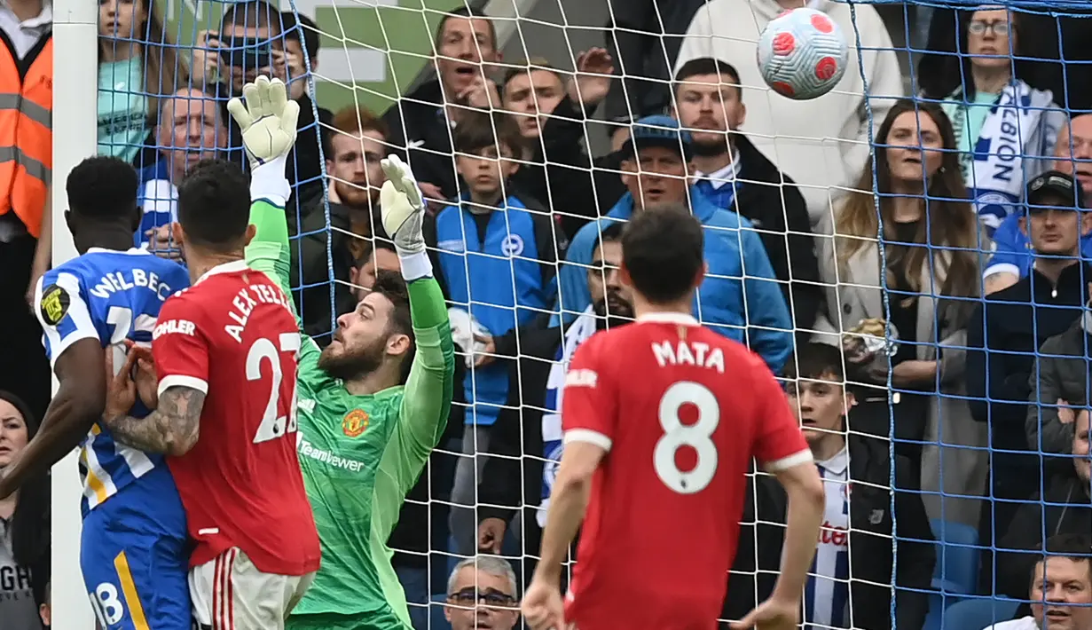 <p>Tendangan pemain Brighton and Hove Albion Marc Cucurella (tidak terlihat) membobol gawang kiper Manchester United David de Gea (tengah) pada pertandingan sepak bola Liga Inggris di American Express Community Stadium, Brighton, Inggris, 7 Mei 2022 . Manchester United kalah 0-4. (Glyn KIRK/AFP)</p>