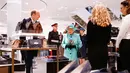 Ratu Elizabeth II melihat-lihat etalase tas di department store Fenwick saat mengunjungi pusat perbelanjaan Lexicon di Bracknell, London, Jumat (19/10). Saat berbelanja, area tersebut dikosongkan hanya untuk Ratu Elizabeth. (HENRY NICHOLLS/ POOL/AFP)