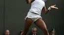Petenis Cori Gauff berusaha mengembalikan bola pukulan Venus Williams selama pertandingan babak pertama Grand Slam Wimbledon di All England Lawn Tennis and Croquet Club, London (1/7/2019). Cori merupakan petenis AS berusia 15 tahun yang berhasil mengalahkan Venus Williams. (AP Photo/Tim Ireland)