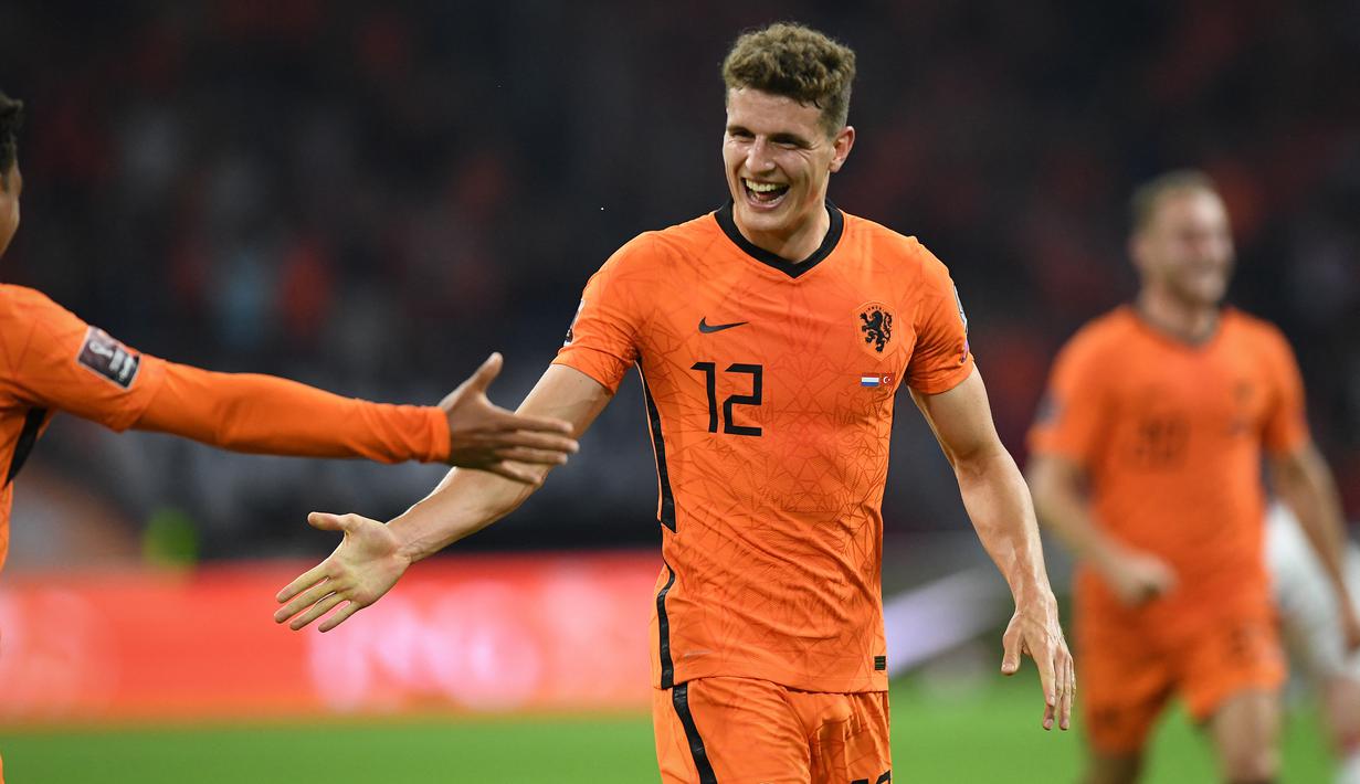 Gelandang Belanda, Guus Til berselebrasi usai mencetak gol ke gawang Turki pada kualifikasi Grup G Piala Dunia Qatar 2022 di stadion Johan Cruijff Arena di Amsterdam (8/9/2021). Belanda menang telak atas Turki 6-1. (AFP/John Thys)