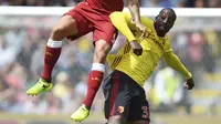 Aksi pemain Liverpool, Dejan Lovren (kiri) saat berebut bola dengan pemain Watford, Stefano Okaka pada laga Premier League di Vicarage Road, Watford, (12/8/2017). Liverpool bermain imbang 3-3. (Daniel Hambury/PA via AP)