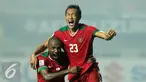 Bek Timnas Indonesia, Hansamu Yama Pranata (kanan) bersama Boaz Salossa merayakan gol ke gawang Thailand di final pertama Piala AFF 2016 di Stadion Pakansari, Bogor, Rabu (14/12). Indonesia unggul 2-1 atas Thailand. (Liputan6.com/Helmi Fithriansyah)