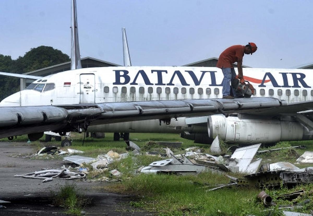 Mengintip pemotongan bangkai pesawat di Bandara Soekarno-Hatta