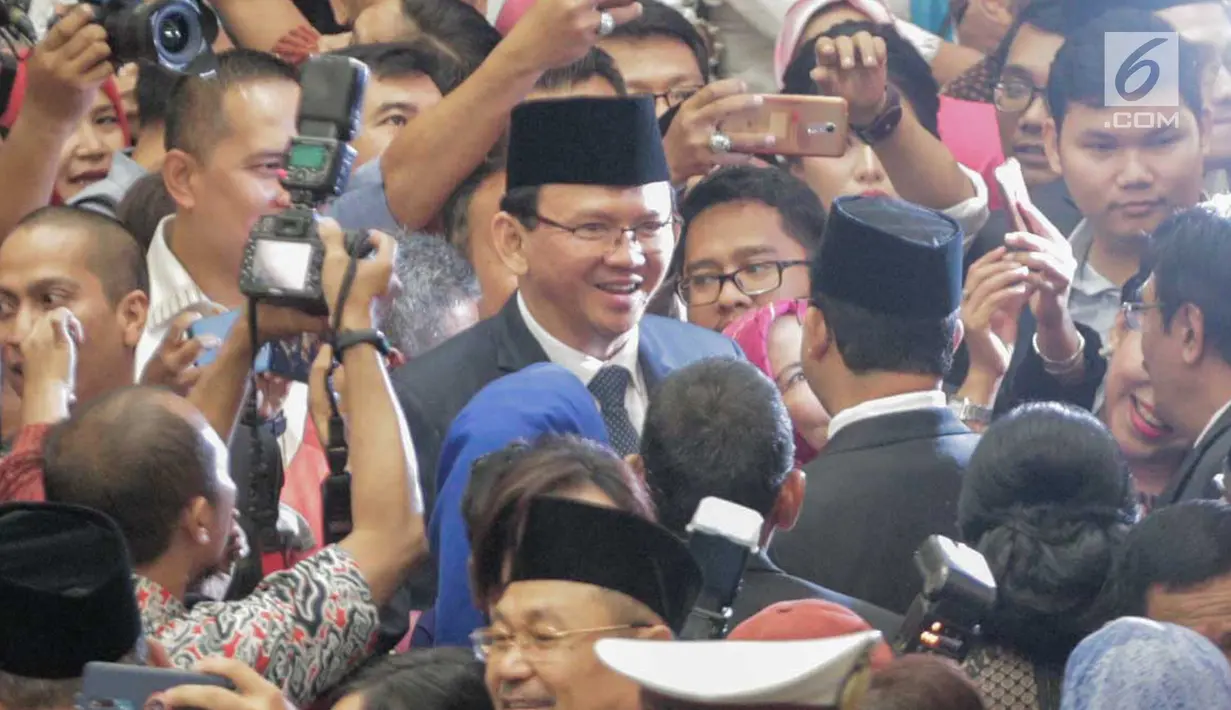 Gubernur DKI Jakarta Anies Baswedan bersalaman dan bertegur sapa dengan gubernur pendahulunya, Basuki Tjahaja Purnama (Ahok) setelah pelantikan anggota DPRD DKI Jakarta periode 2019-2024 di Gedung DPRD DKI Jakarta, Senin (26/8/2019). (Liputan6.com/Faizal Fanani)