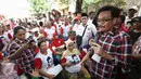 Cawagub DKI Jakarta, Djarot Saiful Hidayat saat menyapa warga Kampung Makasar, Jakarta, Kamis (8/12). Dengan disambut warga dan anak-anak Djarot menyusuri Jalan Kerja Bakti yang menjadi lokasi blusukan-nya. (Liputan6.com/Faizal Fanani)