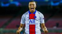 Striker Paris Saint-Germain (PSG), Kylian Mbappe, melakukan selebrasi usai mencetak gol ke gawang Barcelona pada laga Liga Champions di Stadion Camp Nou, Rabu (17/2/2021).  Barcelona takluk dengan skor 1-4. (AP/Joan Monfort)
