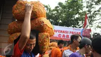 Warga memanggul karung cabai di Pasar Induk Kramat Jati, Jakarta, Sabtu (15/8/2015). Perum Bulog menggelar operasi pasar untuk menekan kenaikan harga cabai yang mencapai Rp 70.000/kg. (Liputan6.com/Gempur M Surya)