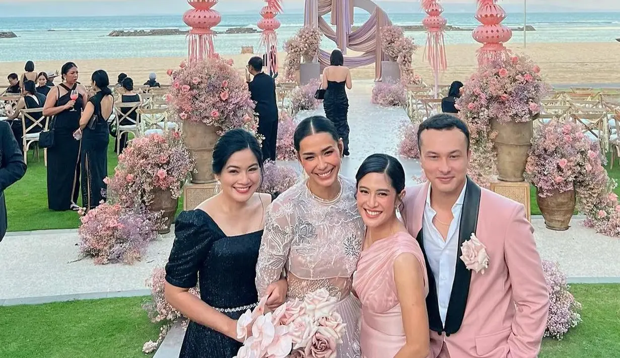 Nicolas Saputra tak kalah menawan dengan outfit yang juga berwarna pink. Setelan jas dan celana panjang merah muda, dipadu dengan kemeja putih polos. Foto: Instagram.