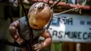 Isla de La Munecas dalam bahasa meksiko berati pulau boneka. Sesuai namanya, di pulau ini banyak boneka-boneka yang sangat menyeramkan dalam kondisi termutilasi digantungkan di pepohonan, Meksiko, Jumat (14/11/2015). (Reuters)