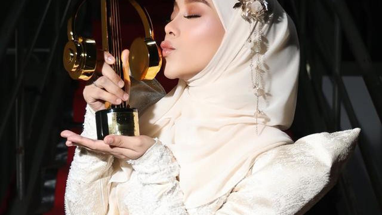 8 Potret Lesti Kejora dengan Gaun Brokat Muslim Modern saat Menang IMA 2025