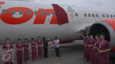 Ketua Gerakan Pemuda Ansor Nusron Wahid (kiri) dan Direktur Umum Lion Air Edwar Sirait (kedua kiri) meresmikan logo GP Ansor yang terpasang di badan pesawat di Terminal 1 Bandar Udara Soekarno Hatta, Tangerang, Selasa (24/11). (Liputan6.com/Angga Yuniar)