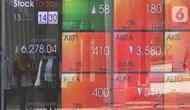 Pejalan kaki melintas dekat layar pergerakan Indeks Harga Saham Gabungan (IHSG) di kawasan Jakarta, Senin (13/1/2020). IHSG sore ini ditutup di zona hijau pada level 6.296 naik 21,62 poin atau 0,34 persen. (Liputan6.com/Angga Yuniar)