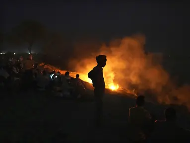 Orang-orang mengkremasi kerabat mereka yang meninggal karena penyakit terkait panas, di Ballia, di negara bagian Uttar Pradesh, India utara, Senin, 19 Juni 2023. (AP Photo/Rajesh Kumar Singh)