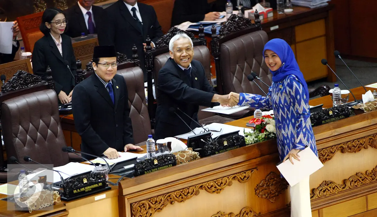 Ketua Panitia Khusus Merek dan Indikasi Geografis, Desy Ratnasari menyerahkan laporan pansus RUU Merek kepada Wakil Ketua DPR Agus Hermanto (tengah) didampingi Wakil Ketua DPR Taufik Kurniawan (kiri) di Jakarta, Kamis (27/10). (Liputan6.com/JohanTallo)
