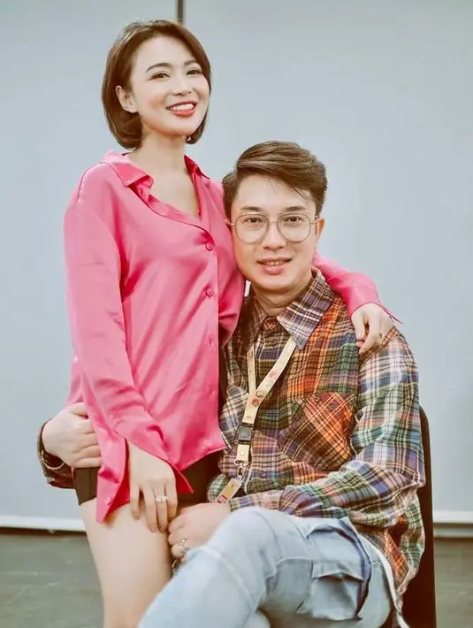 Meski Wika Salim sempat menyebut kekasihnya sebagai 'orang biasa' pada sebuah kesempatan, belakangan diketahui bahwa Max Adam bukanlah sosok sembarangan. (instagram.com/maxadamkamil)