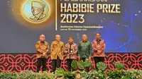 Guru Besar Bidang Filologi pada Fakultas Adab dan Humaniora, Universitas Islam Negeri (UIN) Syarif Hidayatullah Jakarta Oman Fathurahman meraih Habibie Prize 2023. (Foto: istimewa)