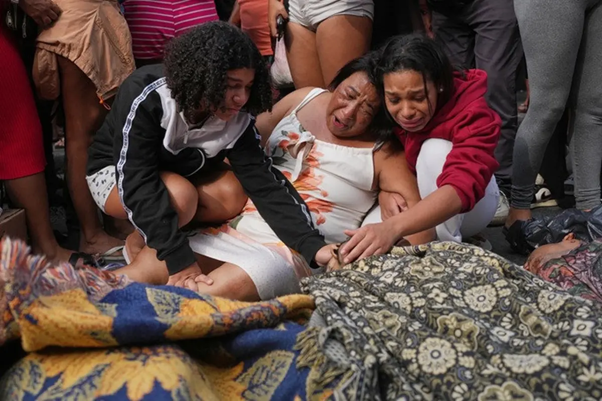 Kerabat pada Rabu (29/10/2025), meratapi jenazah korban yang tewas sehari sebelumnya dalam operasi polisi yang menargetkan geng Red Command di favela Complexo da Penha, Rio de Janeiro, Brasil.