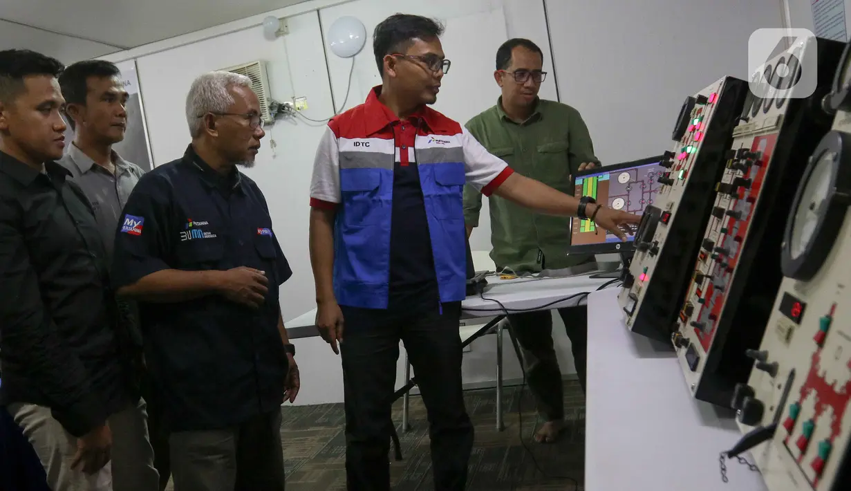 Peserta tengah mengikuti pelatihan dalam Ruang Simulator di Indonesia Drilling Training Center (IDTC), Indramayu, Jawa Barat, Kamis 28 November 2024. (Liputan6.com/Herman Zakharia)