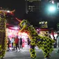 Tarian barongsai hibur warga keturunan Tionghoa pada malam Tahun Baru Imlek di Vihara Amurva Bhumi, Jakarta, Senin (04/2). Tarian barongsai yang sebelumnya telah diberkati bertujuan untuk mengusir setan. (Liputan6.com/Herman Zakharia)