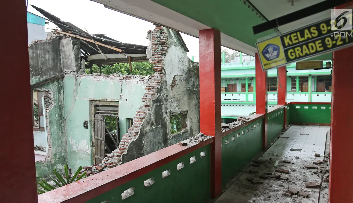 Kondisi bangunan SMPN 32 Pekojan Jakarta Barat yang roboh pada Kamis (21/12). Diduga bangunan ini roboh karena usia yang sudah terlalu tua. (Liputan6.com/Herman Zakharia)
