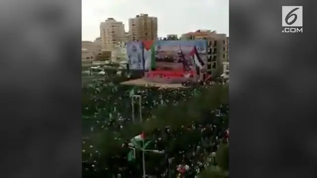 Seorang warganet merekam detik-detik bendera Merah Putih berkibar bersama dengan bendera Palestina di Gaza.