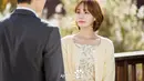 Han Hae Na tampak berdiri berhadapan dengan Jin Seo Won yang membuat penonton penasaran, percakapan apa yang terlihat antara keduanya. (Foto: MBC via Soompi)