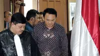 Gubernur DKI Jakarta non-aktif Basuki T Purnama alias Ahok memasuki ruang sidang PN Jakarta Utara, Selasa (26/12). Agenda sidang hari ini adalah putusan sela terhadap terdakwa kasus dugaan penistaan agama, Ahok. (Liputan6.com/Bagus Indahono/Pool)