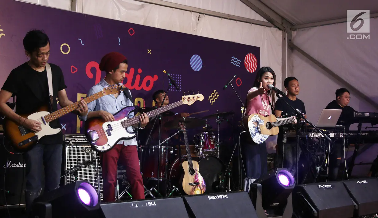 Penampilan penyanyi muda, Sheryl Sheinafia pada acara Vidio Fair 2.0 di Gandaria City, Jakarta, Sabtu (3/11). Selain Sheryl, musisi-musisi papan atas seperti Govinda, Andien dan GIGI juga akan tampil menghibur pengunjung. (Liputan6.com/Herman Zakharia)