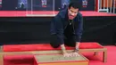 Penyanyi R&B AS, Lionel Richie mengabadikan cetak tangan dan kakinya di TCL Chinese Theatre, Hollywood, Rabu (7/3). Selama enam dekade aktif dalam dunia musik, Richie sukses menjual 100 juta album di seluruh dunia. (Tommaso Boddi/Getty Images/AFP)