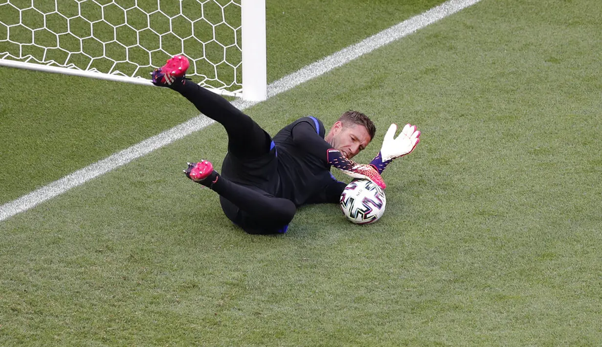 Penjaga gawang Belanda Maarten Stekelenburg mengikuti sesi latihan di Stadion Ferenc Puskas, Budapest, Hungaria, Sabtu (26/6/2021). Belanda akan menghadapi Republik Ceko pada pertandingan babak 16 besar Euro 2020. (AP Photo/Laszlo Balogh, Pool)