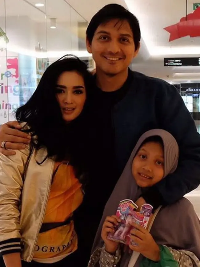 Lucky Hakim bersama Tiara Dewi dan putrinya, NokiaNebula Hawakib. (Instagram)