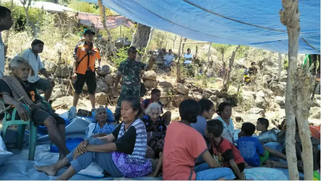 Gunung Ile Lewotolok berstatus waspada, warga mulai mengungsi. (/Ola Keda)