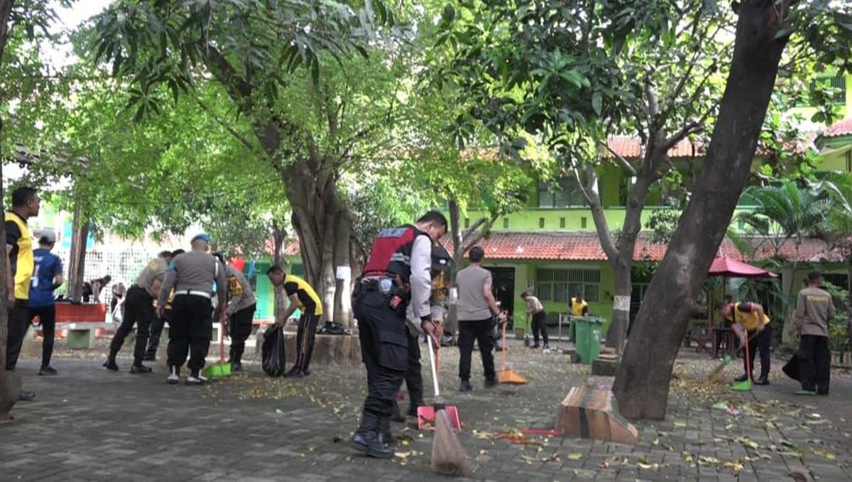 Pasca Olah TKP, Polres Metro Jakarta Utara Bersihkan Masjid SMAN 72 Kelapa Gading dan Hilangkan Traumatis Warga Sekolah