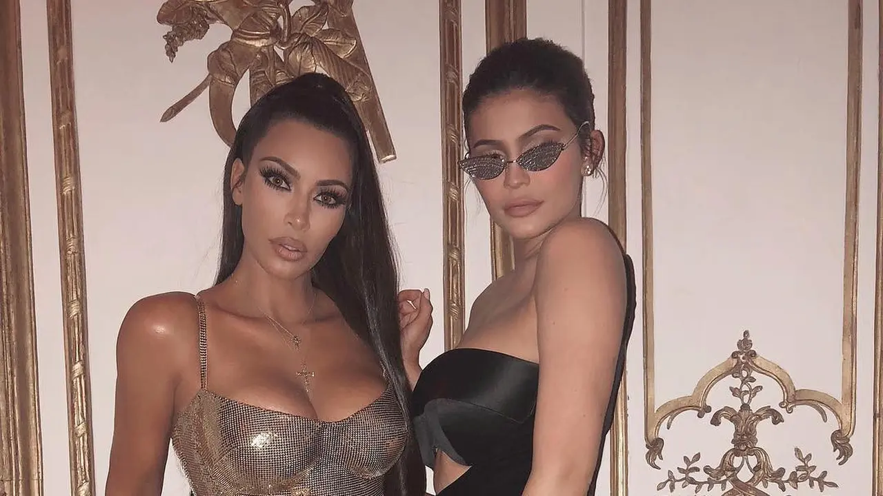 [Bintang] Kim Kardashian - Kylie Jenner