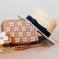 Berikut tips merawat tas kulit agar awet dan tak mengelupas. (pexels/kristinapaukshitite).