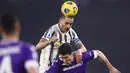 Kapten Juventus, Leonardo Bonucci, duel udara dengan pemain Fiorentina, Dusan Vlahovic, pada laga Liga Italia di Turin, Rabu (23/12/2020). Fiorentina menang dengan skor 0-3. (Fabio Ferrari/LaPresse via AP)