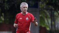 Pelatih Persija Jakarta, Ivan Kolev, memimpin latihan di Lapangan Sutasoma Halim, Jakarta, Rabu (16/1). (Bola.com/Yoppy Renato)