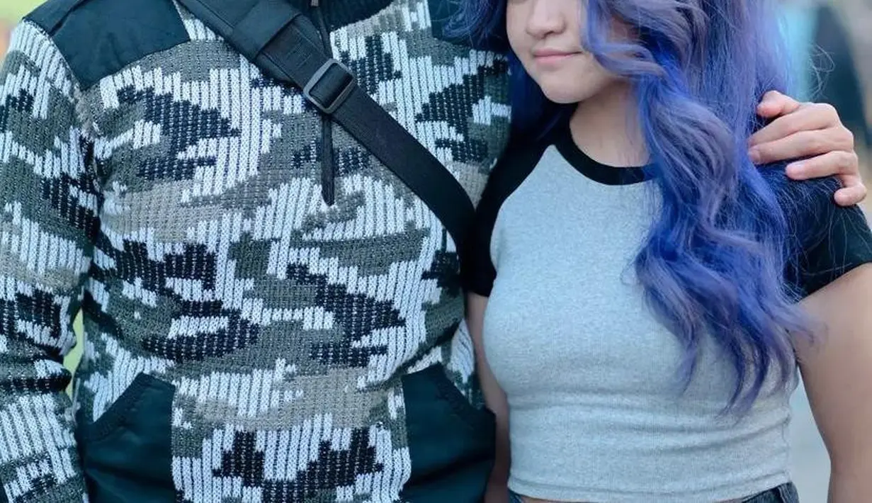 Anak bungsu Romy Rafael ini kerap tampil dengan gaya rambut yang berganti warna. Seperti potret ini, Xakila tampil memesona dengan gaya rambut ombre warna  lilac. (Instagram/romyrafaelmind).